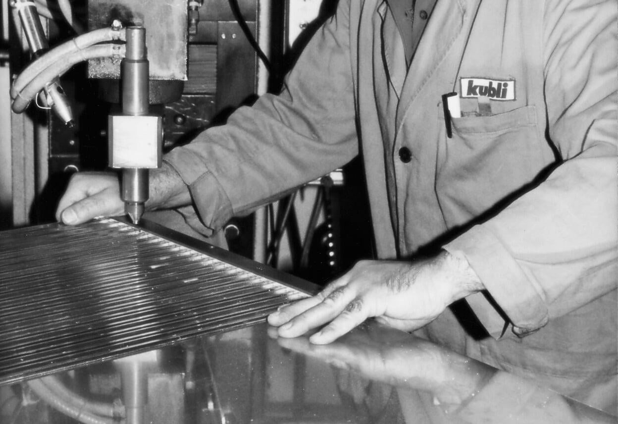 A demonstration of an Infonorm sign being assembled.