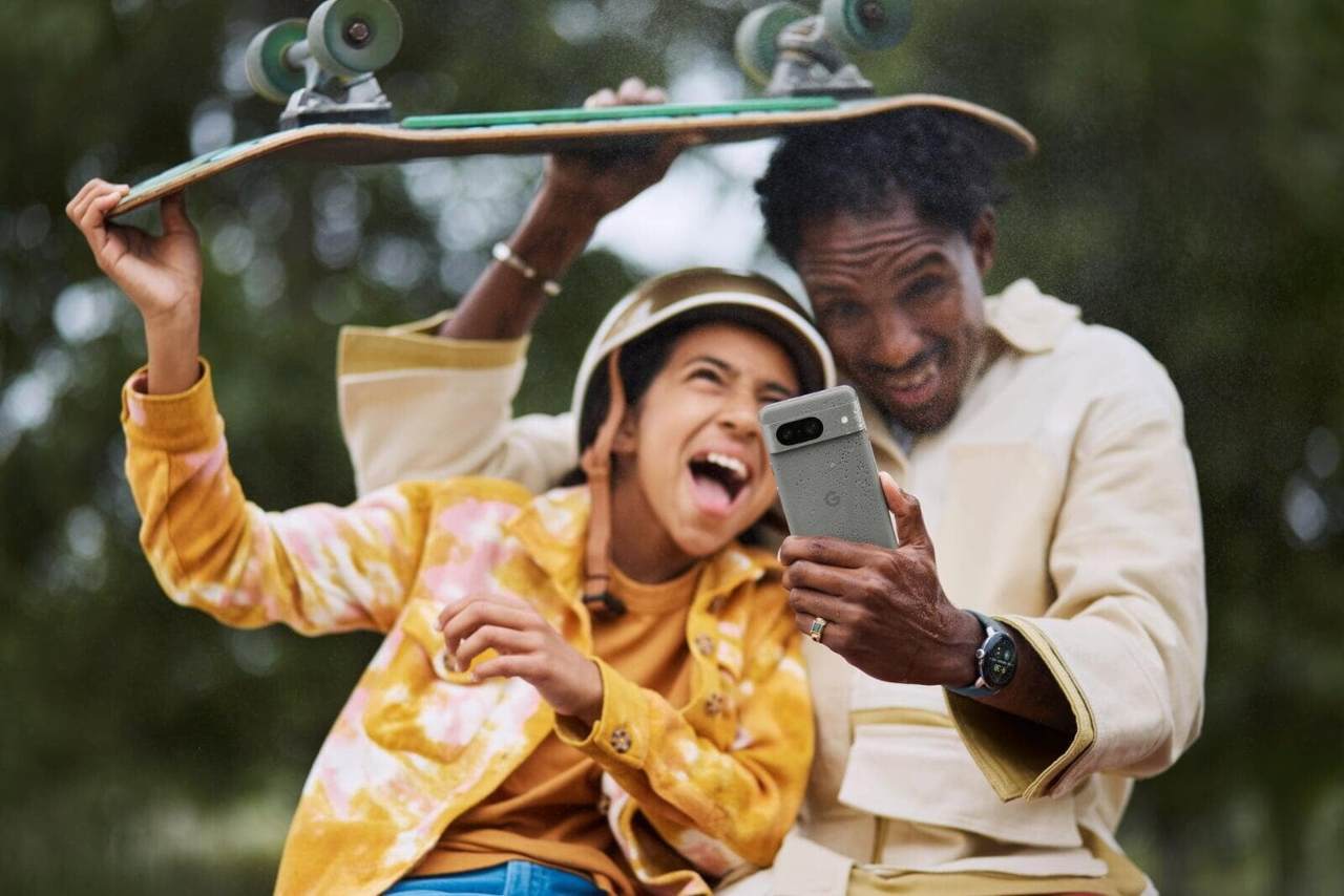 Padre haciendo un selfie con su hijo