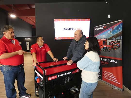 Vendedores de Gh Power en una Exhibicion