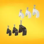 Sujetadores metálicos para fijación de cables, tuberías y estructuras.