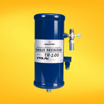 Tanque recibidor de gran capacidad, utilizado para almacenar refrigerante en sistemas de climatización y mantener la presión estable.