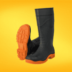 Botas impermeables, diseñadas para mantener los pies secos y protegidos en condiciones de lluvia o terrenos húmedos.