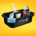 Caja organizadora para limpieza, perfecta para almacenar productos y herramientas de limpieza de manera ordenada y accesible.