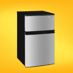 Frigobar compacto, ideal para habitaciones, oficinas o pequeños espacios, proporcionando almacenamiento eficiente para bebidas y alimentos a temperatura óptima.