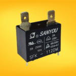 Relevador eléctrico, ideal para controlar circuitos de alto voltaje con señales de baja potencia.