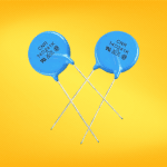 Varistor de protección, ideal para absorber picos de voltaje y evitar daños en circuitos electrónicos.