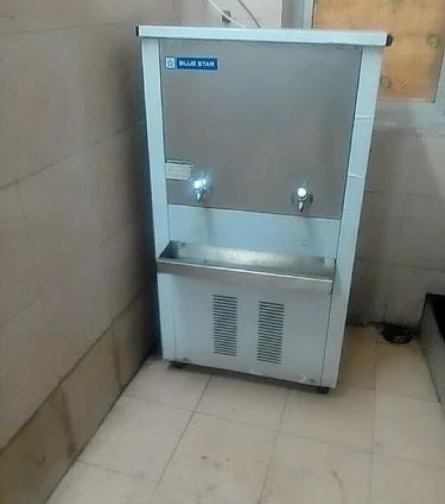 Energy efficient Blue Star NST80120B water dispenser. Energy efficient Blue Star NST80120B water dispenser.