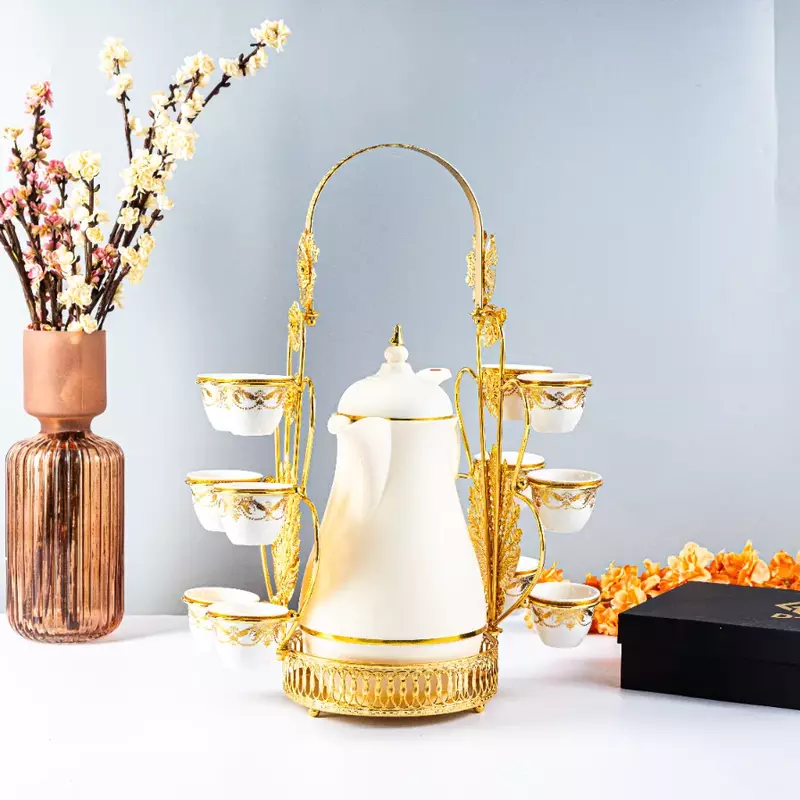 حمالة دلة قهوة و فناجين سادة باللون الذهبي