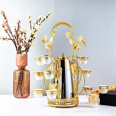 حمالة دلة قهوة وفناجين باللون الذهبي