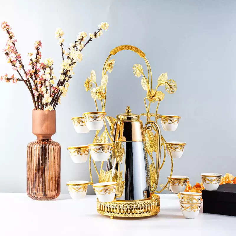 حمالة دلة قهوة وفناجين باللون الذهبي