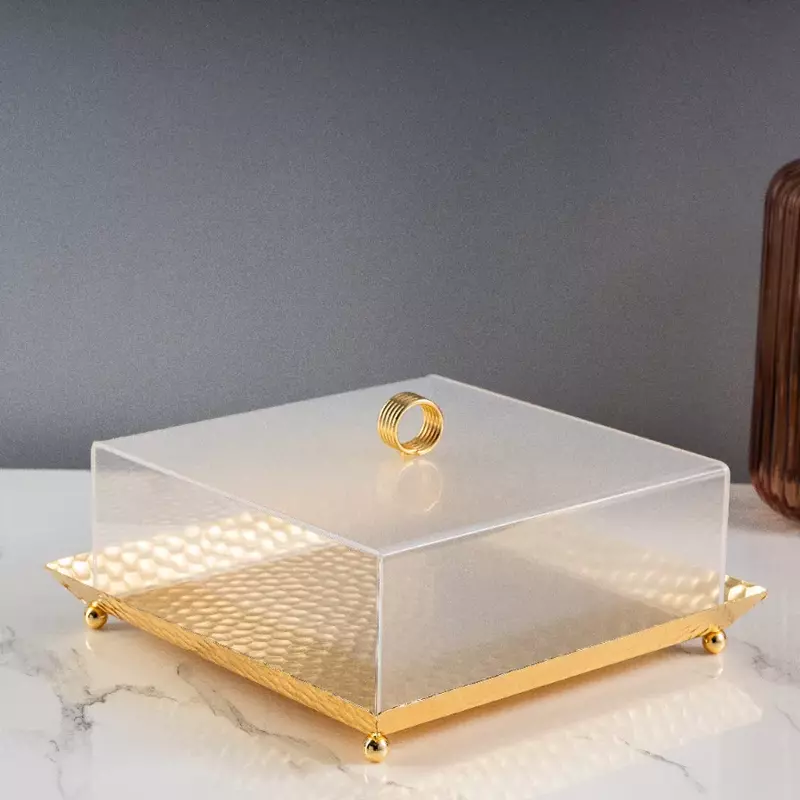 صينية تقديم مربعة باللون الذهبي مع غطاء