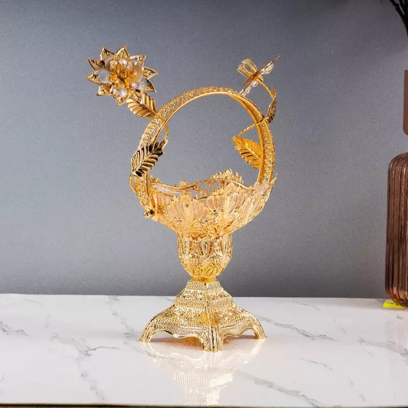 مضيفة باللون الذهبي مضيفة باللون الذهبي