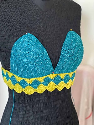 Top donna fatto a mano con cotone e seta Adriafil Genesi. In corso di lavorazione. Top donna fatto a mano con cotone e seta Adriafil Genesi. In corso di lavorazione.