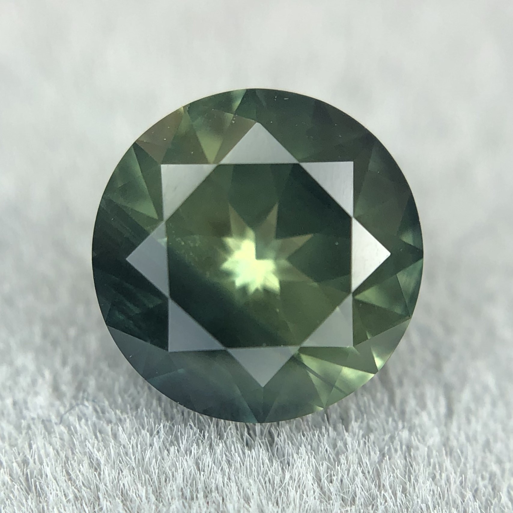 1.35ct Round Brilliant Cut Sapphire 1.35ct Round Brilliant Cut Sapphire