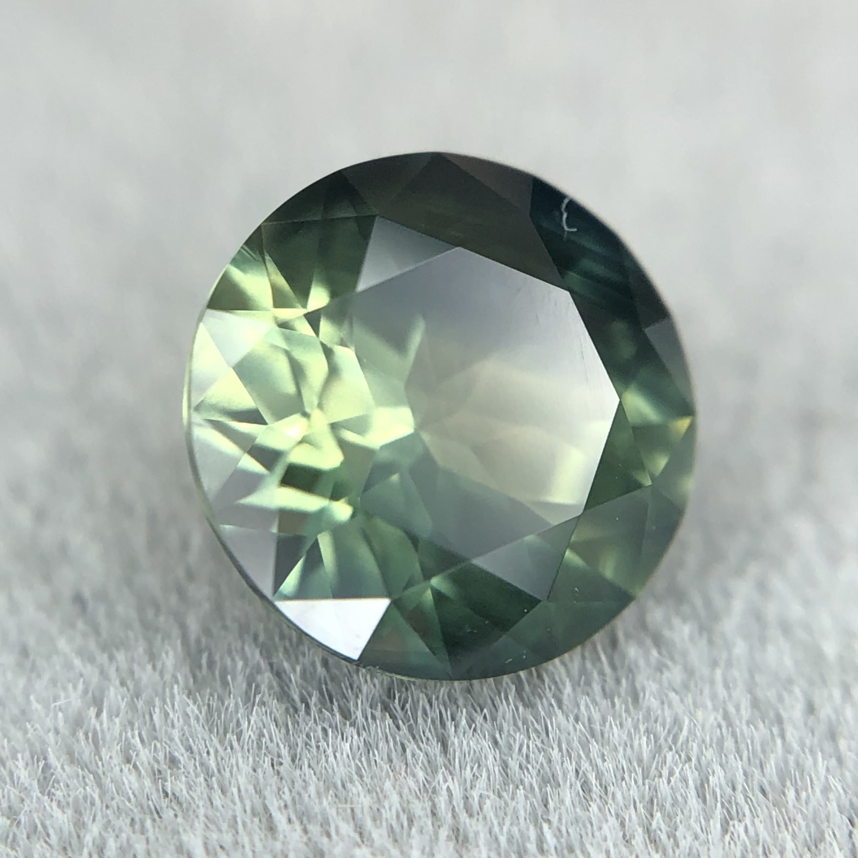 1.35ct Round Brilliant Cut Sapphire 1.35ct Round Brilliant Cut Sapphire