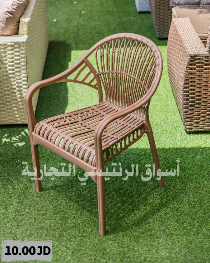 كرسي بلاستيك للحدائق