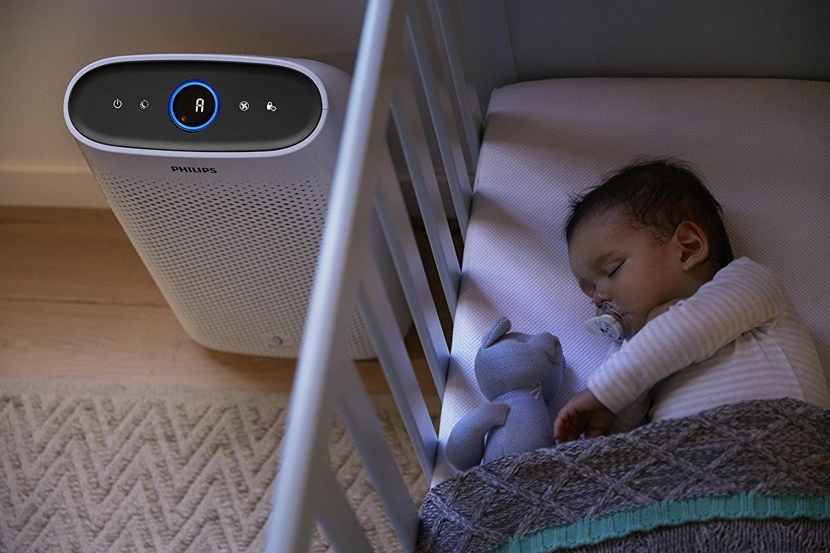 The trusted Philips brand logo on the front panel of the AC1215/20 air purifier. The trusted Philips brand logo on the front panel of the AC1215/20 air purifier.