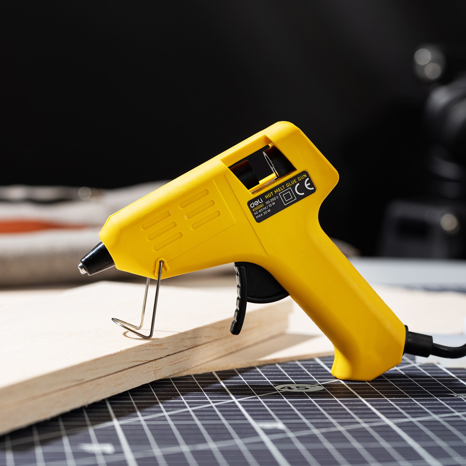 DELI A50061 HOT MELT GLUE GUN 20W FOR 7MM DELI A50061 HOT MELT GLUE GUN 20W FOR 7MM