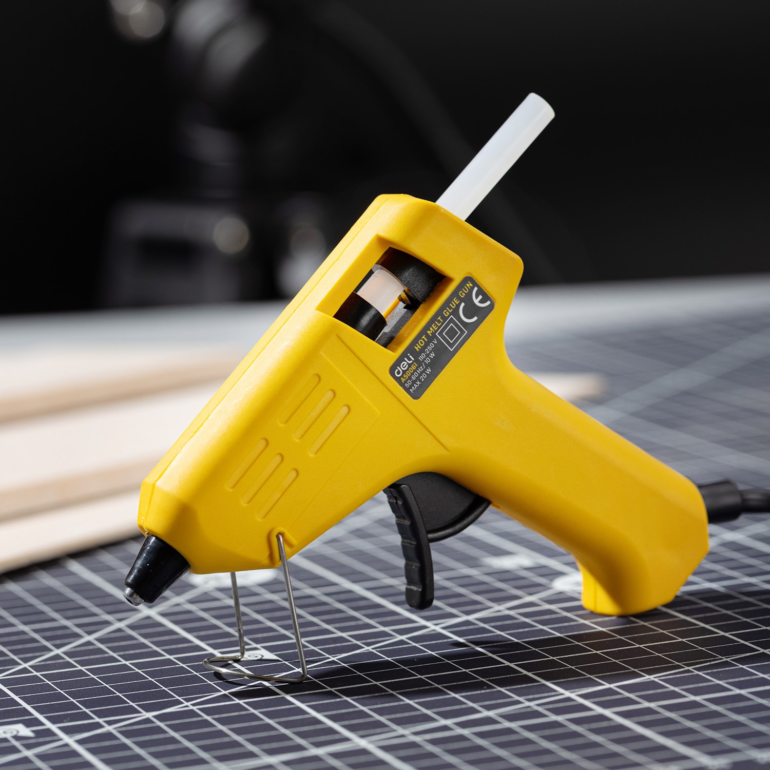 DELI A50061 HOT MELT GLUE GUN 20W FOR 7MM DELI A50061 HOT MELT GLUE GUN 20W FOR 7MM