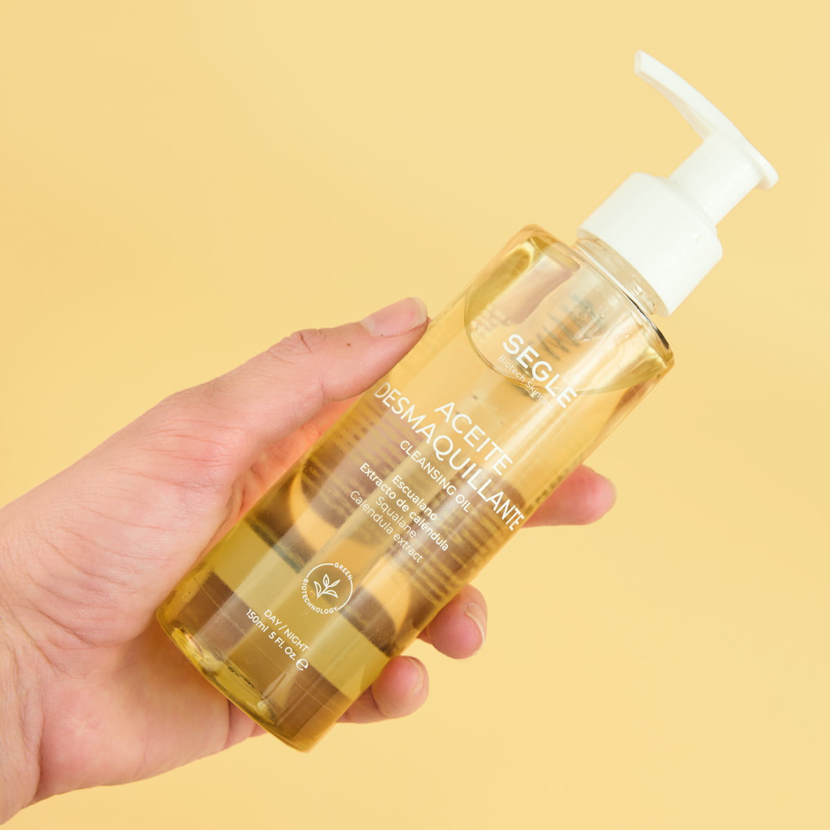 Aceite Desmaquillante SEGLE sostenido en la mano