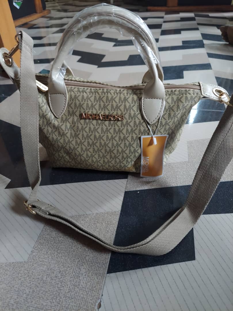 MICHEAL KORS REPLICA PORTABLE BAG 18 BY 32CM - CREAM MICHEAL KORS REPLICA PORTABLE BAG 18 BY 32CM - CREAM