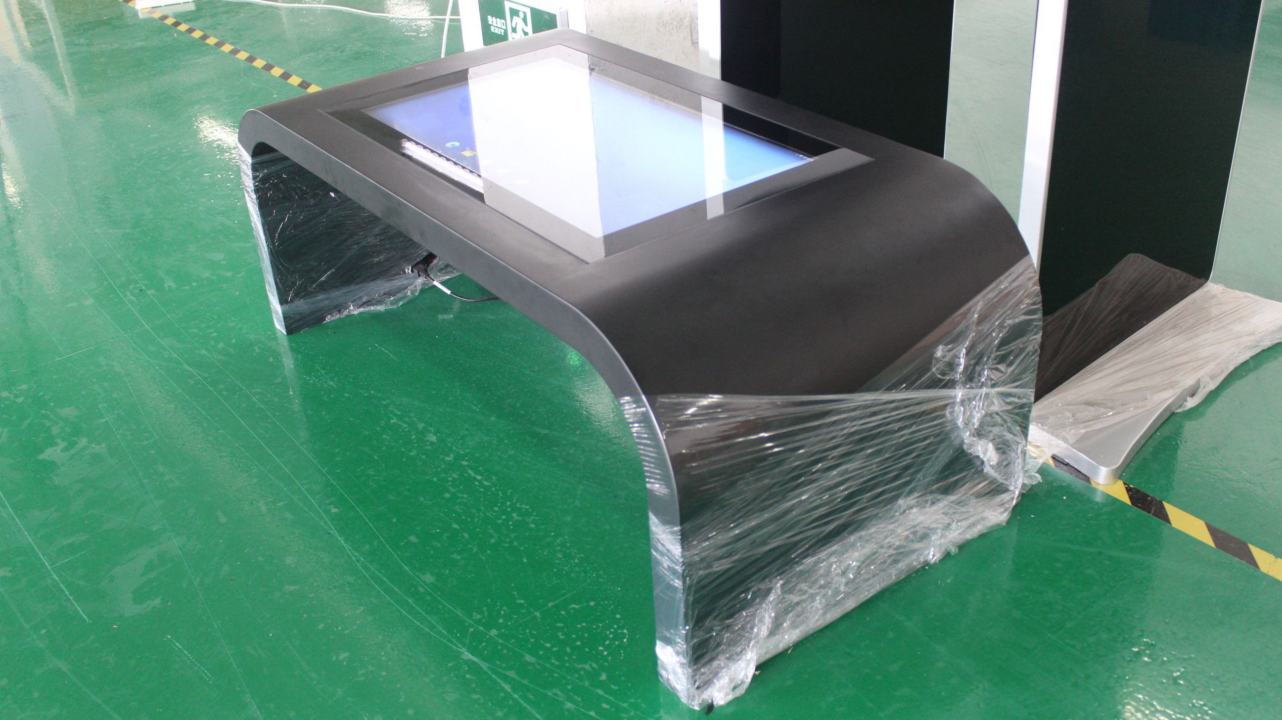 destination.kiosk 43-Zoll INDOOR Touchdesk destination.kiosk 43-Zoll INDOOR Touchdesk