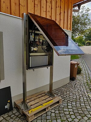 destination.kiosk 49-Zoll OUTDOOR - Hochformat inkl. Standfüße