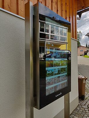 destination.kiosk 49-Zoll OUTDOOR - Hochformat inkl. Standfüße