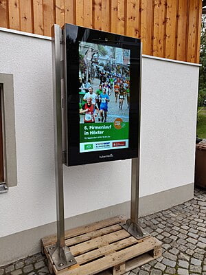 destination.kiosk 49-Zoll OUTDOOR - Hochformat inkl. Standfüße