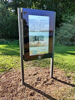 destination.kiosk 49-Zoll OUTDOOR - Hochformat inkl. Standfüße