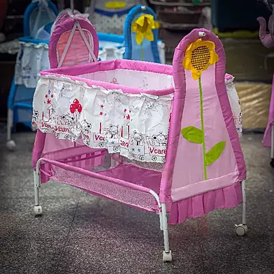 سرير اطفال لون زهري