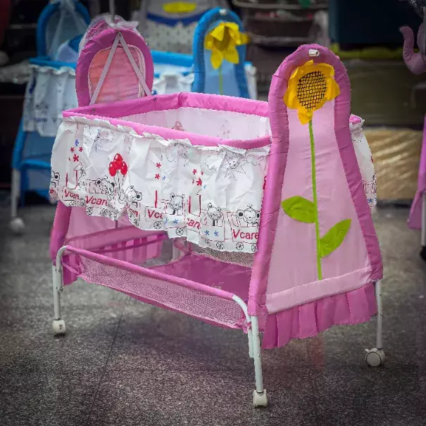 سرير اطفال لون زهري