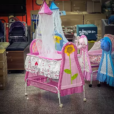 سرير اطفال لون زهري