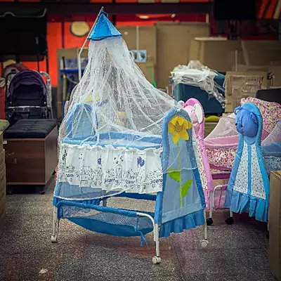 سرير أطفال لون ازرق مميز