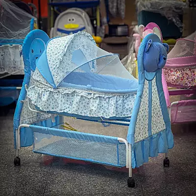 سرير أطفال باللون الأزرق