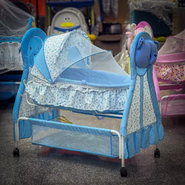 سرير أطفال باللون الأزرق