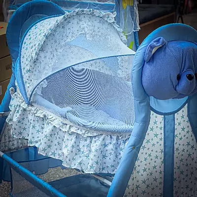 سرير أطفال باللون الأزرق