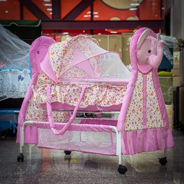 سرير أطفال باللون الزهري