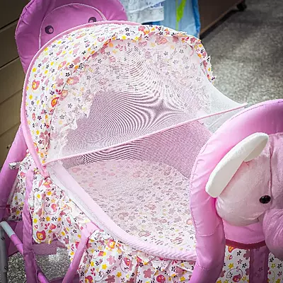 سرير أطفال باللون الزهري