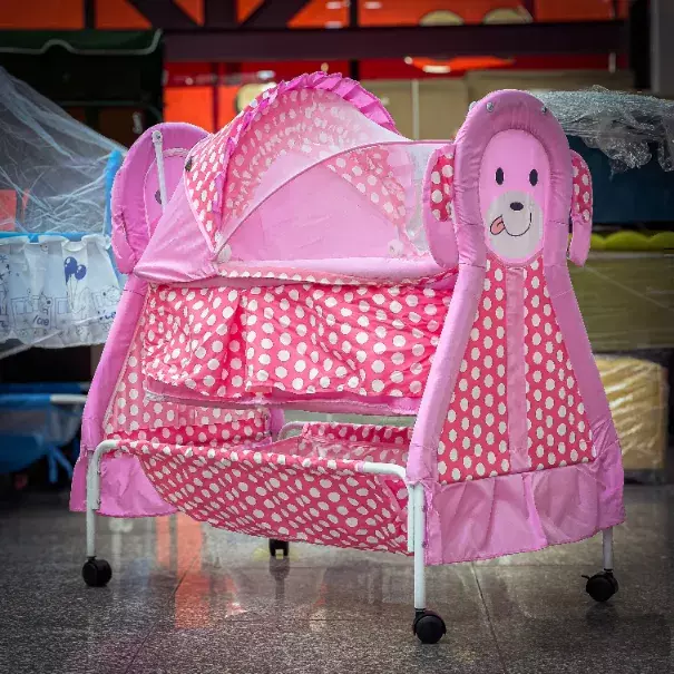 سرير أطفال لون زهري مميز