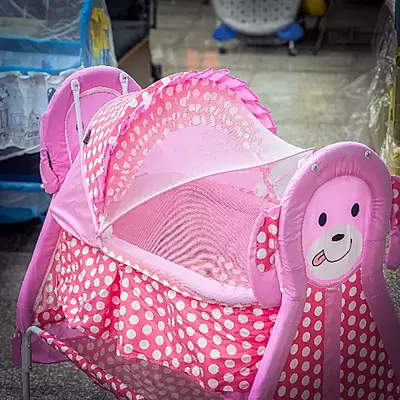 سرير أطفال لون زهري مميز