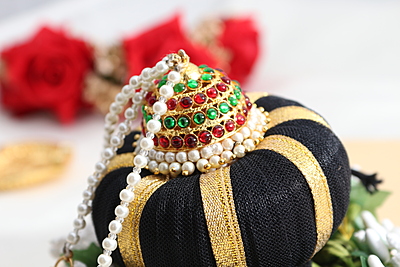 Andal Kondai - Traditional Red & Green Kempstones Hair Accessory Andal Kondai - Traditional Red & Green Kempstones Hair Accessory
