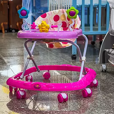 كراجة أطفال لون زهري شكل مميز