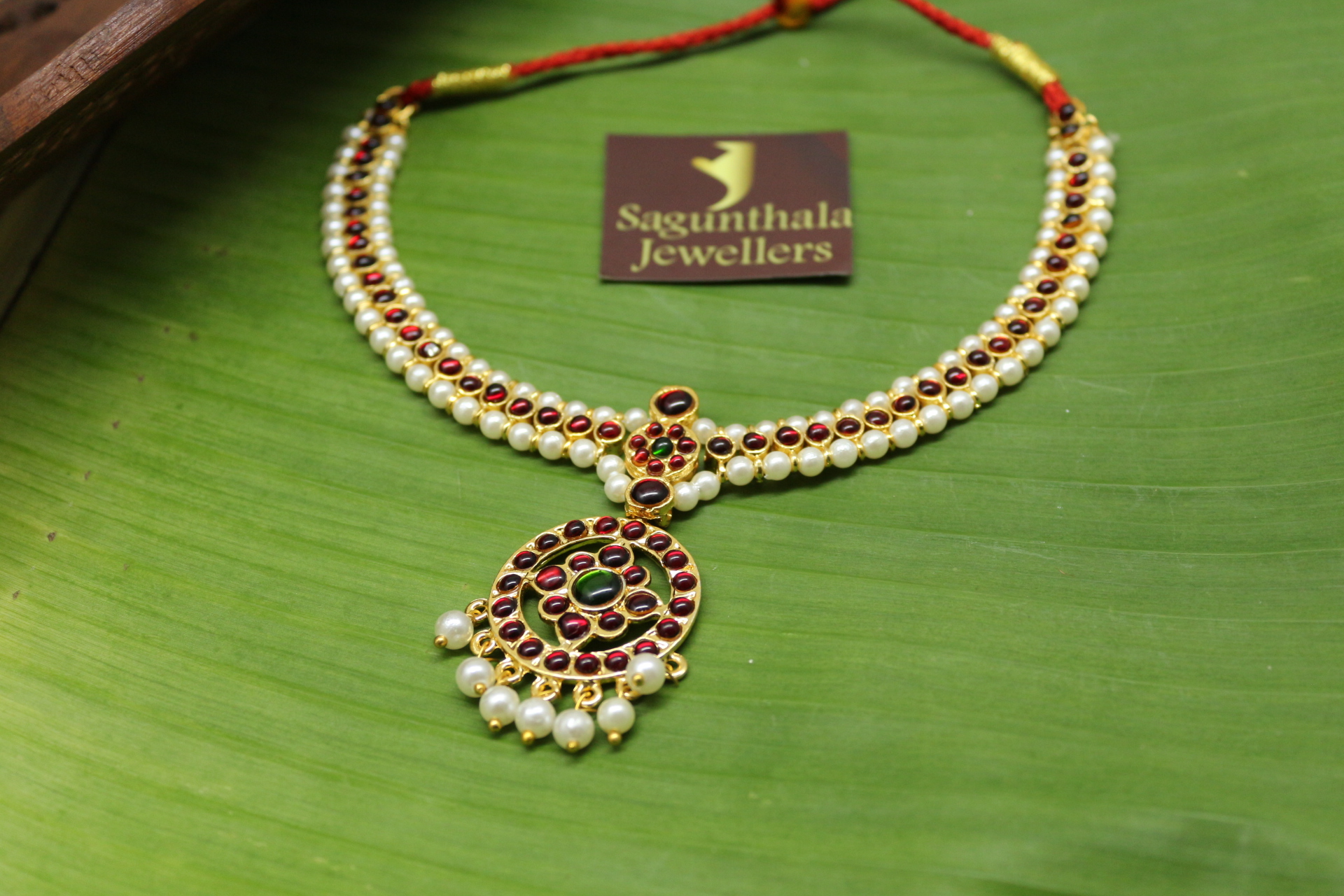 Elegant Minimal Kempstone & Pearl Temple Choker Necklace with Round Pendant