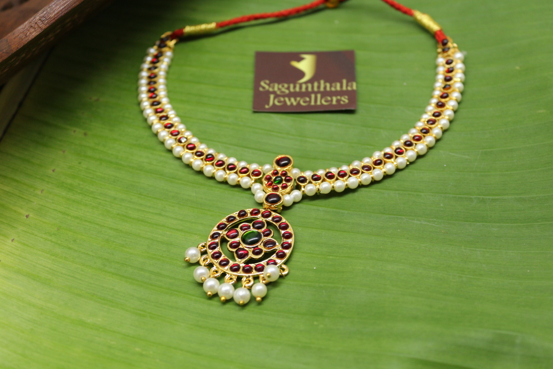 Elegant Minimal Kempstone & Pearl Temple Choker Necklace with Round Pendant