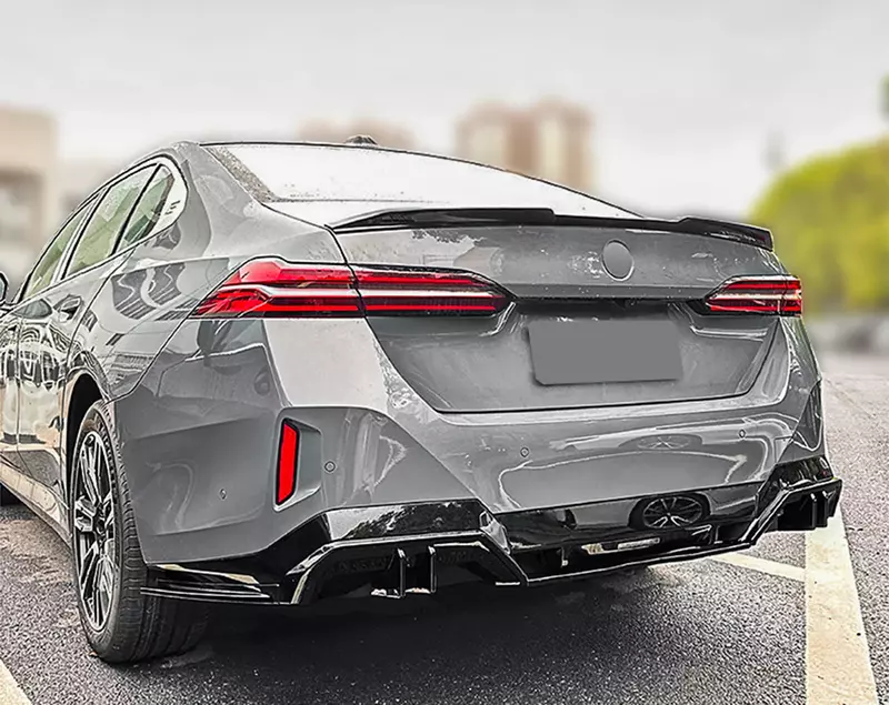 BMW G60 High Kick V Style Glossy Black Trunk Spoiler (2024+)