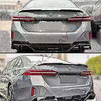 V Style Gloss Black High-Kick Trunk Spoiler – For 2024–2025 BMW G60 530i / 540i / i5 (M Sport)