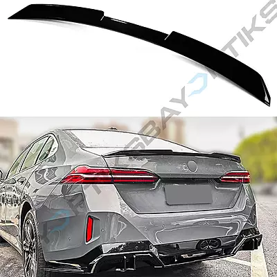 V Style Gloss Black High-Kick Trunk Spoiler – For 2024–2025 BMW G60 530i / 540i / i5 (M Sport)