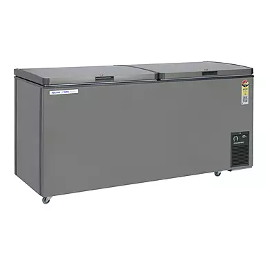 A person easily opening the spring-loaded lid of the Voltas CVF500DA4-P1-GW deep freezer. A person easily opening the spring-loaded lid of the Voltas CVF500DA4-P1-GW deep freezer.