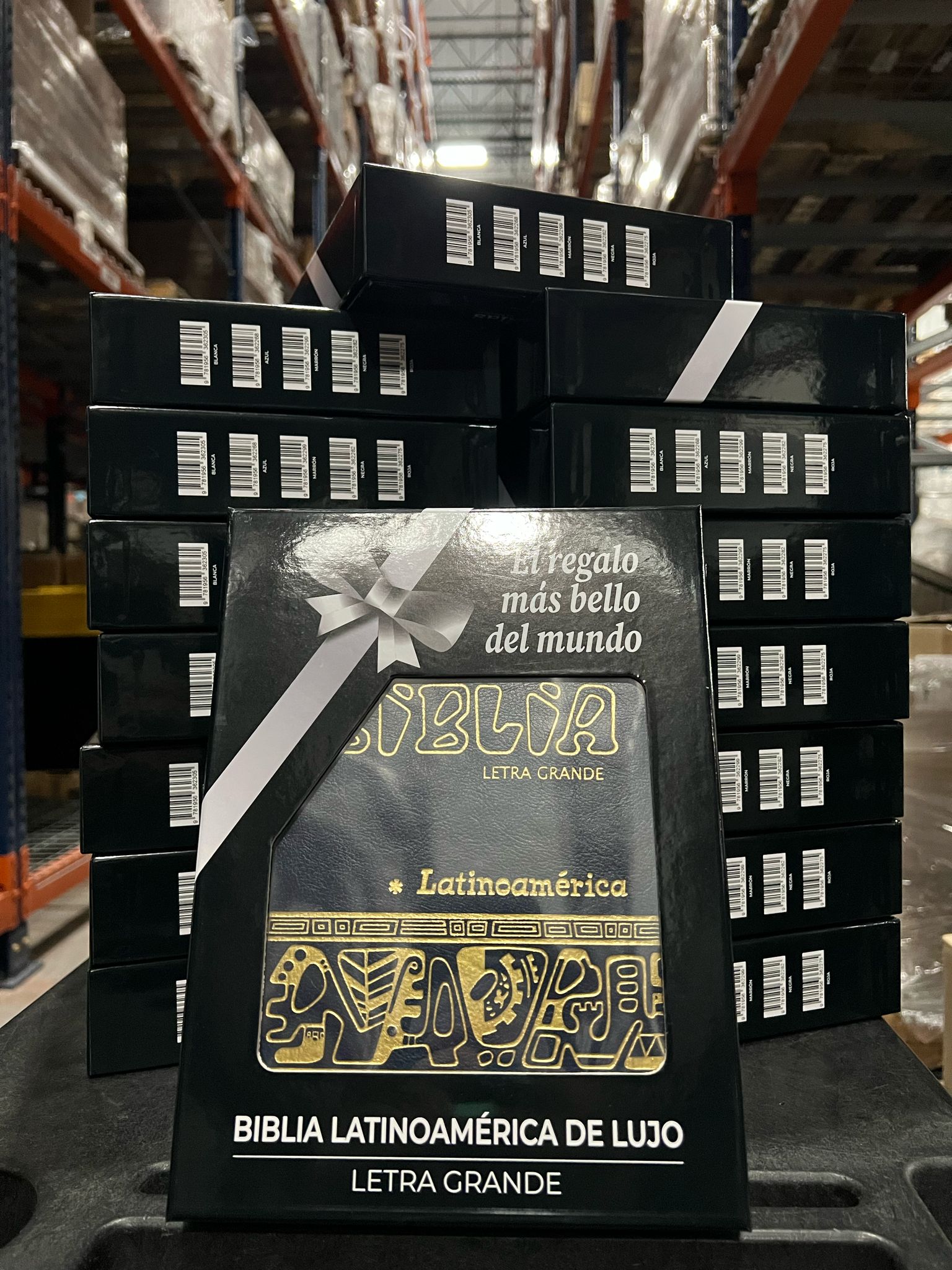 TEST La Biblia Latinoamérica de Lujo Negra, / Letra Grande /  Imitación piel / Cierre e Índice - Caja de 16 unidades